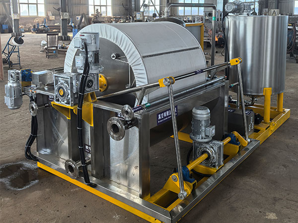 Πλεονεκτήματα του περιστρεφόμενου φίλτρου κενού στην επεξεργασία λάσπης για τη βιομηχανία προστασίας του περιβάλλοντος